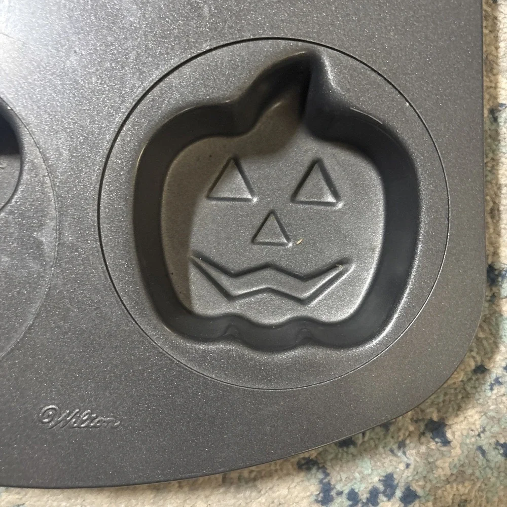 Wilton Halloween Non-Stick Cupcake Pan, Ghosts & Jack o' Lanterns EUC Fun
